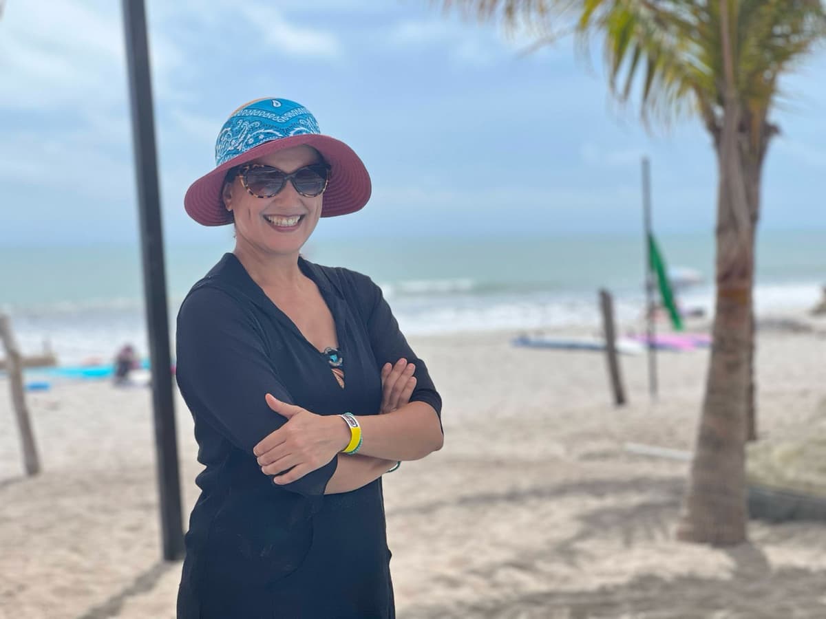 Sami en la playa con un sombrero para el sol