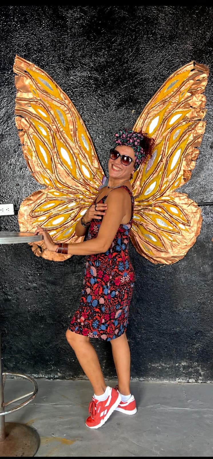 Sami posando con alas de mariposa