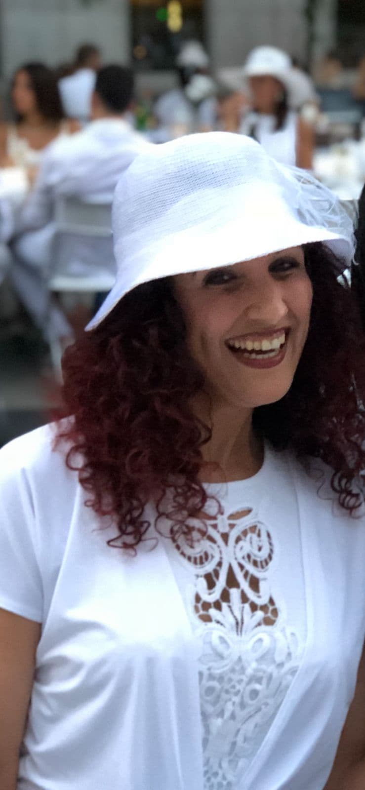 Sami con un sombrero y atuendo blancos