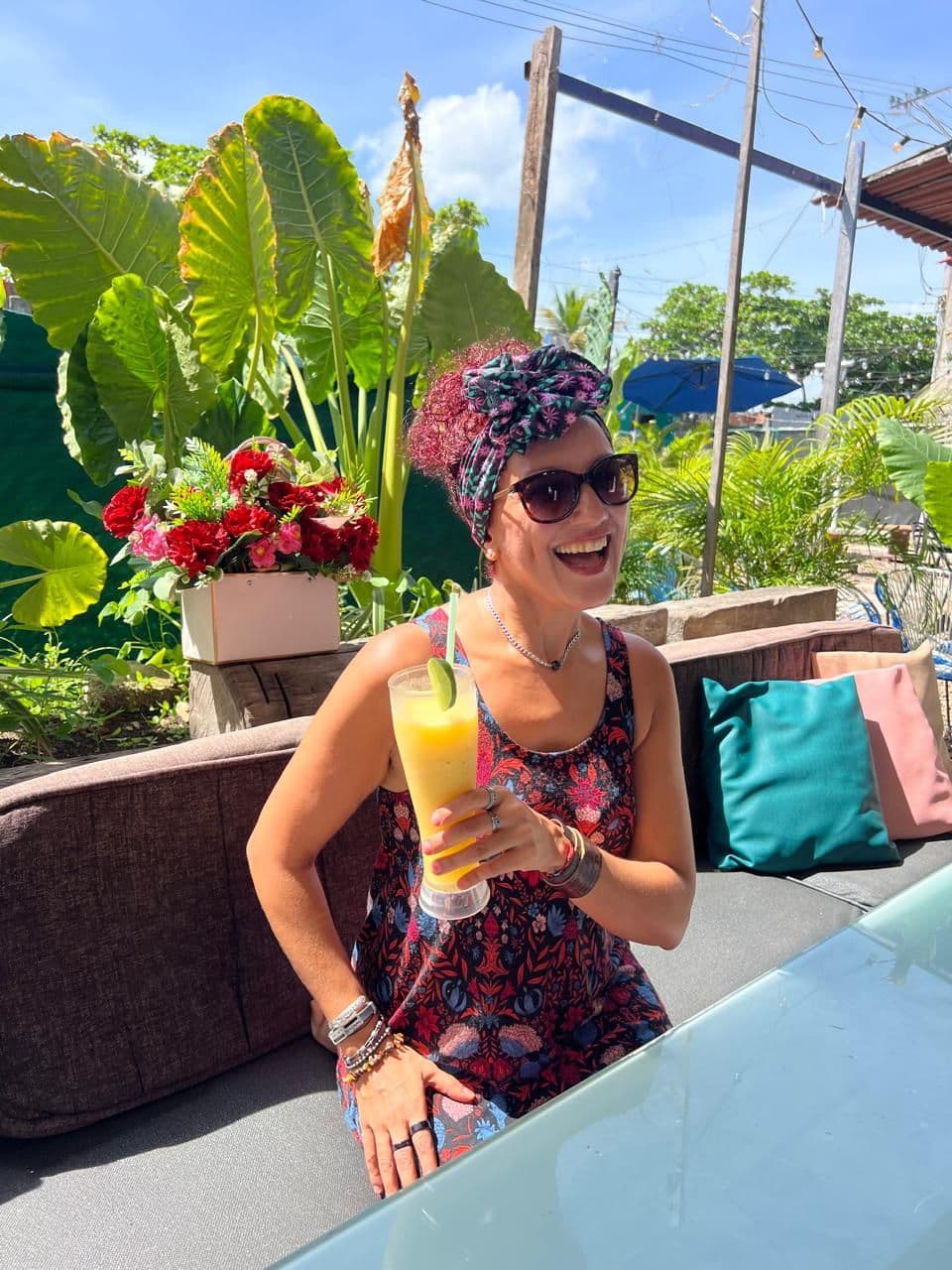 Sami disfrutando un batido